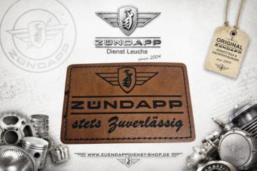 ZÜNDAPP Kunstleder-Patch „stets Zuverlässig“ Braun · 76 × 52 mm · Flügelwappen · Lasergraviert · Zum Aufbügeln